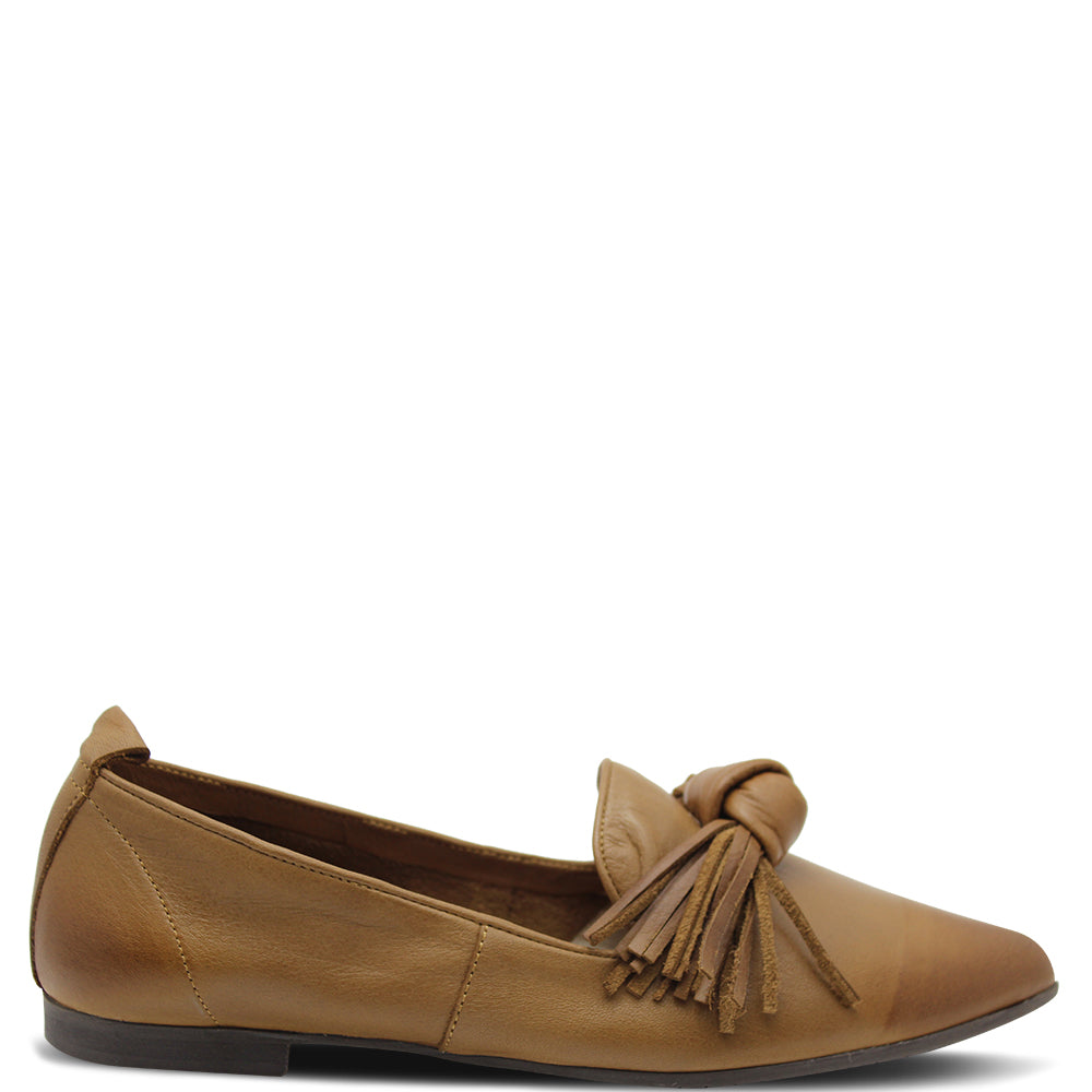 Bueno Bestie Women's Flat Tan Shoe