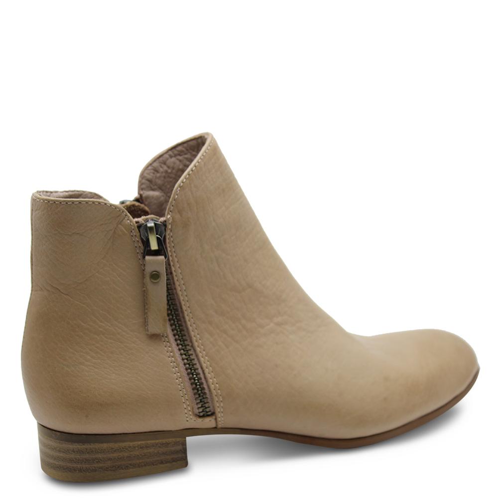 Django & Juliette Fabian Cafe boot cafe