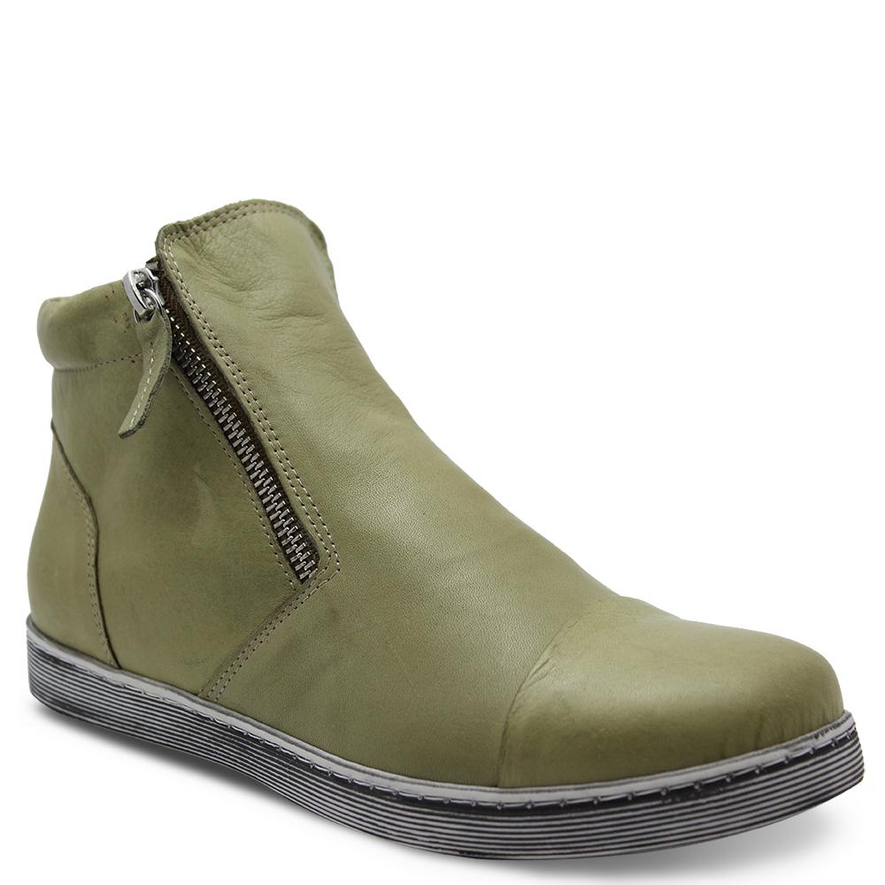 TRUDY WOMENS FLAT BOOT